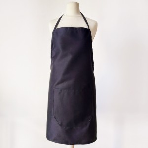 Bawełniany fartuch czarny z kieszonką LINENCHARM